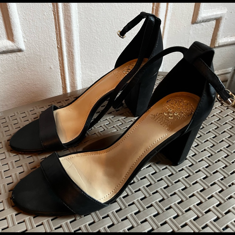 *AUTHENTIC* Vince Camuto heeled black sandals w/ ankle strap